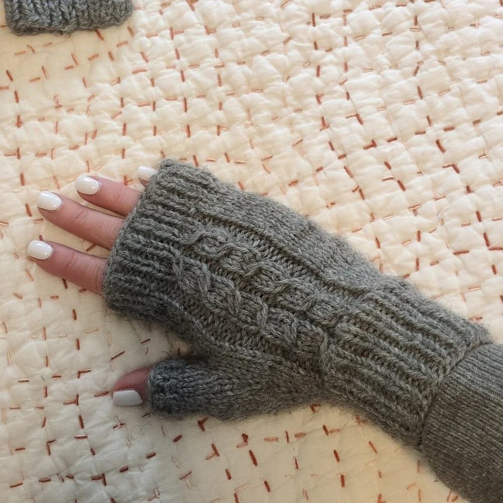 2 Pack Fingerless Gloves 🧤 - Picture 2 of 3